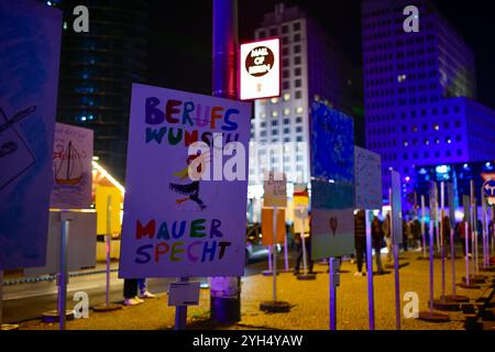 35 Jahre Mauerfall Menschen laufen am 9. November 2024 auf dem ehemaligen Mauerstreifen an der Installation Haltet die Freiheit hoch vorbei, die zwischen Invalidenstraße und Axel Springer Straße an den Fall der Berliner Mauer am 9. November 1989 erinnert. Berlin Berlin Deutschland  JK12513 Stockfoto