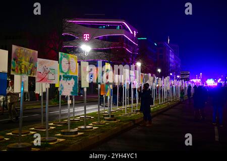 35 Jahre Mauerfall Menschen laufen am 9. November 2024 auf dem ehemaligen Mauerstreifen an der Installation Haltet die Freiheit hoch vorbei, die zwischen Invalidenstraße und Axel Springer Straße an den Fall der Berliner Mauer am 9. November 1989 erinnert. Berlin Berlin Deutschland  JK12506 Stockfoto