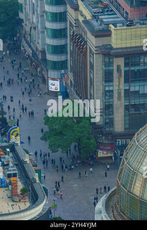 Erhöhter Blick auf die Shanghai Street mit moderner und traditioneller Architektur Stockfoto