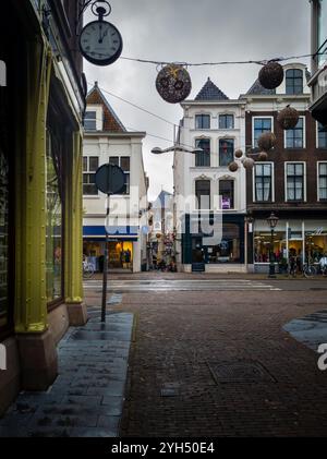 29. Oktober 2024, Leiden, NIEDERLANDE, Abendaufnahme der Straßen von Leiden, dekoriert für Sinterklaas Ankunft, Weihnachtsabend und Neujahr Stockfoto