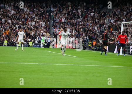 Madrid, Spanien. November 2024. Real Madrid Stürmer Vinicius Jr feiert während des Spiels zwischen Real Madrid und Osasuna ein Tor. . Real Madrid besiegte Osasuna heute Nachmittag mit 4 Toren zu 0 im Santiago Bernabeu Stadion in einer neuen Runde der spanischen La Liga mit 3 Toren von Vinicius Jr und 1 von Jude Bellingham. Quelle: D. Canales Carvajal/Alamy Live News Stockfoto