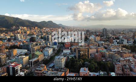 Aus der Vogelperspektive über Usaquen, Blick nach Süden in Richtung der hochgelegenen Andenhauptstadt Bogota, Kolumbien, Südamerika Stockfoto