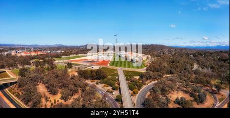 A23 Commonwealth Avenue um das öffentliche Parlamentsgebäude in Canberra City in Australien. Stockfoto