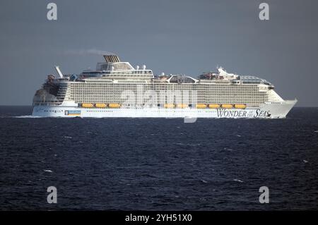 Die „Wonder of the Seas“ ist ein Kreuzfahrtschiff der Royal Caribbean International, eines der größten Kreuzfahrtschiffe nach Bruttoraumzahl der Welt, das am Samstag, den 9. November 2024 im Karibischen Meer unterwegs ist. Er ist 1.188 Fuß (362 m) lang und hat eine Bruttoraumzahl von 236.857 auf 18 Decks. Es bietet Platz für bis zu 6.988 Passagiere und eine 2.300-köpfige Besatzung. Das „Wonder of the Seas“ umfasst 16 Terrassen für Gäste, 20 Restaurants, vier Pools und 2.867 Hütten. Kredit: Ron Sachs/CNP/SIPA USA Kredit: SIPA USA/Alamy Live News Stockfoto