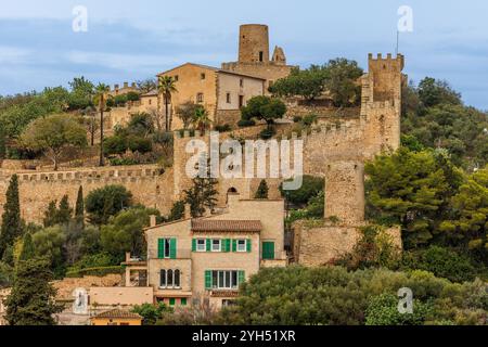 Das Schloss von Capdepra auf dem Hügel über der kleinen Stadt Capdepera, Mallorca, Mallorca, Balearen, Spanien, Europa Stockfoto