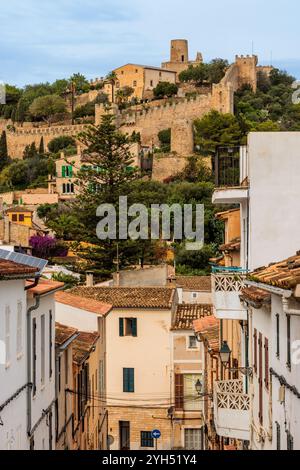 Das Schloss von Capdepra auf dem Hügel über der kleinen Stadt Capdepera, Mallorca, Mallorca, Balearen, Spanien, Europa Stockfoto