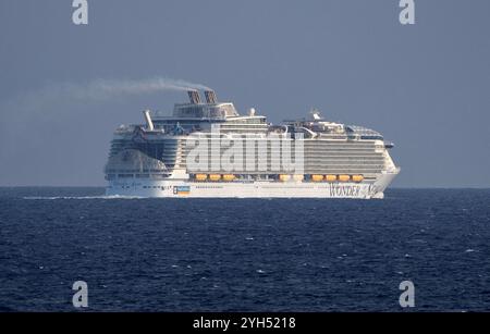 Die „Wonder of the Seas“ ist ein Kreuzfahrtschiff der Royal Caribbean International, eines der größten Kreuzfahrtschiffe nach Bruttoraumzahl der Welt, das am Samstag, den 9. November 2024 im Karibischen Meer unterwegs ist. Er ist 1.188 Fuß (362 m) lang und hat eine Bruttoraumzahl von 236.857 auf 18 Decks. Es bietet Platz für bis zu 6.988 Passagiere und eine 2.300-köpfige Besatzung. Das „Wonder of the Seas“ umfasst 16 Terrassen für Gäste, 20 Restaurants, vier Pools und 2.867 Hütten. Kredit: Ron Sachs/CNP/SIPA USA Kredit: SIPA USA/Alamy Live News Stockfoto