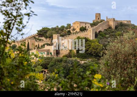 Das Schloss von Capdepra auf dem Hügel über der kleinen Stadt Capdepera, Mallorca, Mallorca, Balearen, Spanien, Europa Stockfoto