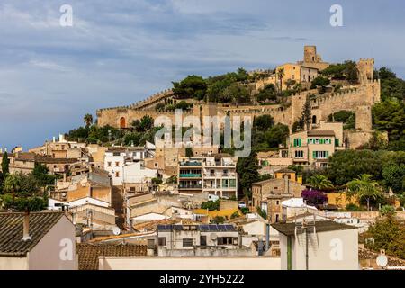 Das Schloss von Capdepra auf dem Hügel über der kleinen Stadt Capdepera, Mallorca, Mallorca, Balearen, Spanien, Europa Stockfoto