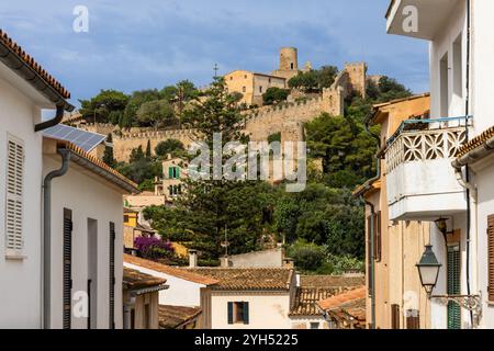 Das Schloss von Capdepra auf dem Hügel über der kleinen Stadt Capdepera, Mallorca, Mallorca, Balearen, Spanien, Europa Stockfoto