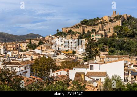 Das Schloss von Capdepra auf dem Hügel über der kleinen Stadt Capdepera, Mallorca, Mallorca, Balearen, Spanien, Europa Stockfoto