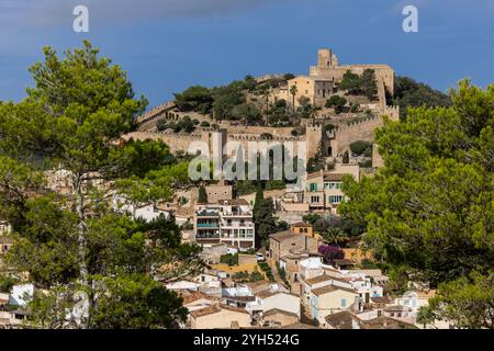 Das Schloss von Capdepra auf dem Hügel über der kleinen Stadt Capdepera, Mallorca, Mallorca, Balearen, Spanien, Europa Stockfoto