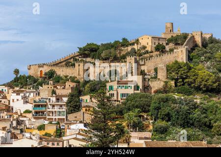 Das Schloss von Capdepra auf dem Hügel über der kleinen Stadt Capdepera, Mallorca, Mallorca, Balearen, Spanien, Europa Stockfoto