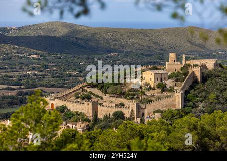 Das Schloss von Capdepra auf dem Hügel über der kleinen Stadt Capdepera, Mallorca, Mallorca, Balearen, Spanien, Europa Stockfoto