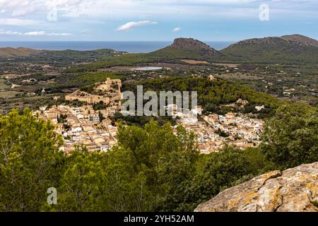 Das Schloss von Capdepra auf dem Hügel über der kleinen Stadt Capdepera, Mallorca, Mallorca, Balearen, Spanien, Europa Stockfoto