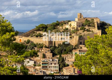 Das Schloss von Capdepra auf dem Hügel über der kleinen Stadt Capdepera, Mallorca, Mallorca, Balearen, Spanien, Europa Stockfoto