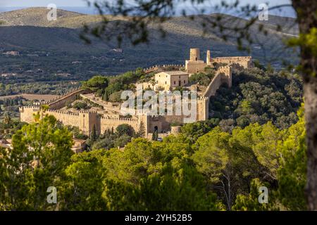 Das Schloss von Capdepra auf dem Hügel über der kleinen Stadt Capdepera, Mallorca, Mallorca, Balearen, Spanien, Europa Stockfoto