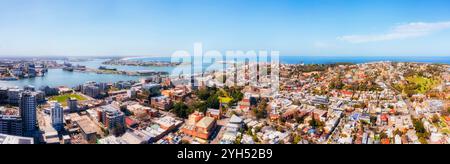 Breites Luftpanorama von Newcastle City in Australien Pazifikküste Hunter River Delta. Stockfoto