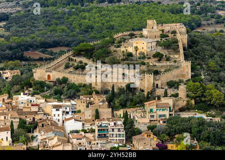 Das Schloss von Capdepra auf dem Hügel über der kleinen Stadt Capdepera, Mallorca, Mallorca, Balearen, Spanien, Europa Stockfoto