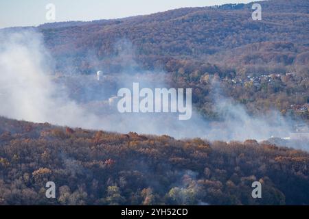 Am 9. November 2024 taucht Eine Rauchwolke in der Ferne auf, vom Lauffeuer auf dem Neversink Mountain in der Nähe von Reading, Pennsylvania. Stockfoto