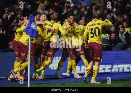 Birmingham, Großbritannien. November 2024. Mitch Pinnock von Northampton Town wird von seinen Teamkollegen gratuliert, nachdem er in der EFL League One Birmingham City gegen Northampton Town ein spätes Ausgleichstreffer erzielt hatte Stockfoto