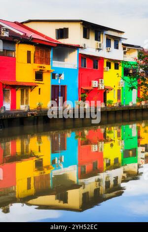 Melaka Stadt in Malaysia am Ufer des Flusses Malacca - zum UNESCO-Weltkulturerbe gehörende farbenfrohe Häuser, die sich in ruhigen Gewässern spiegeln. Stockfoto