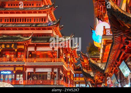 Nachtszene in Shanghai mit beleuchteter traditioneller Architektur Stockfoto