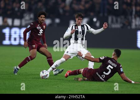 Turin, Italien. November 2024. Dusan Vlahovic vom Juventus FC und Adam Masina vom Torino FC kämpfen um den Ball während des Spiels der Serie A zwischen Juventus FC und Turin FC im Allianz Stadium am 9. November 2024 in Turin. Quelle: Marco Canoniero/Alamy Live News Stockfoto