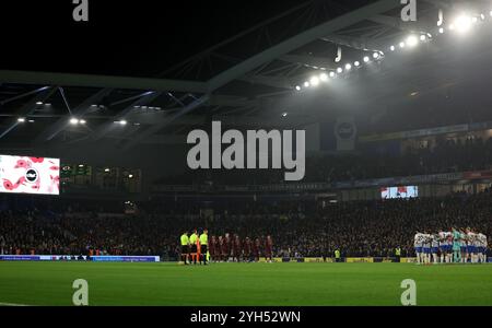 Brighton und Hove, Großbritannien. November 2024. Spieler und Beamte beobachten vor dem Spiel der Premier League im AMEX Stadium, Brighton und Hove eine Schweigeminute. Der Bildnachweis sollte lauten: Paul Terry/Sportimage Credit: Sportimage Ltd/Alamy Live News Stockfoto