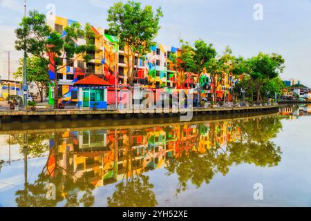 Farbenfrohes, mittelhohes Haus am Ufer des Flusses Malacca in Malacca, der zum UNESCO-Weltkulturerbe erklärt wurde. Stockfoto