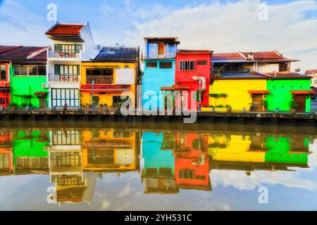 Farbenfrohe historische Häuser am Ufer des Flusses Malacca in Malakka in Malaysia. Stockfoto