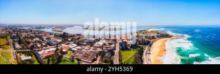 Der malerische Hunter River, der sich in Newcastle City in Australien seinen Weg in den Pazifik macht – ein weites Panorama aus der Luft. Stockfoto