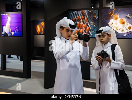 Doha, Katar. November 2024. Während des ersten Doha Photography Festivals 2024 im Darb al-Saai in Umm Salal, Katar, am 8. November 2024, blicken zwei junge katarische Jungen in die Kamera. Das Doha Photography Festival umfasst vom 8. Bis 13. November verschiedene Ausstellungen und Schulungsworkshops. (Foto: Noushad Thekkayil/NurPhoto) Credit: NurPhoto SRL/Alamy Live News Stockfoto