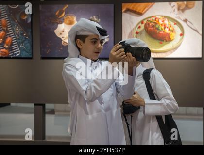 Doha, Katar. November 2024. Während des ersten Doha Photography Festivals 2024 im Darb al-Saai in Umm Salal, Katar, am 8. November 2024, blicken zwei junge katarische Jungen in die Kamera. Das Doha Photography Festival umfasst vom 8. Bis 13. November verschiedene Ausstellungen und Schulungsworkshops. (Foto: Noushad Thekkayil/NurPhoto) Credit: NurPhoto SRL/Alamy Live News Stockfoto