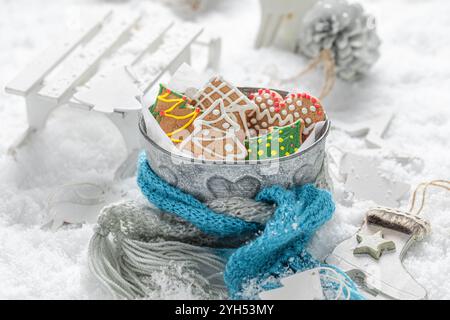 Plätzchen für Weihnachten umgeben von Weihnachtsdekorationen auf einem verschneiten Tisch Stockfoto