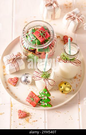 Leckere Lebkuchenkekse mit Milch am Weihnachtsabend. Gemütliche Winterszene. Stockfoto