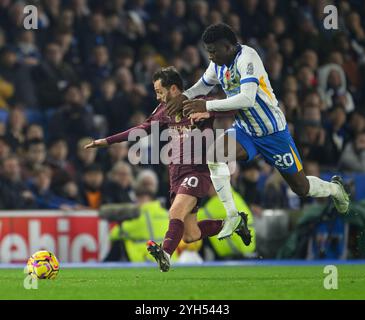 Brighton, Großbritannien. November 2024. Brighton, England – 9. November: Carlos Baleba (rechts) von Brighton & Hove Albion (links) spielt beim Spiel der Premier League 2024/25 zwischen Brighton und Hove Albion und Manchester City am 9. November 2024 in Brighton, England.u (David Horton/SPP). /Alamy Live News Stockfoto