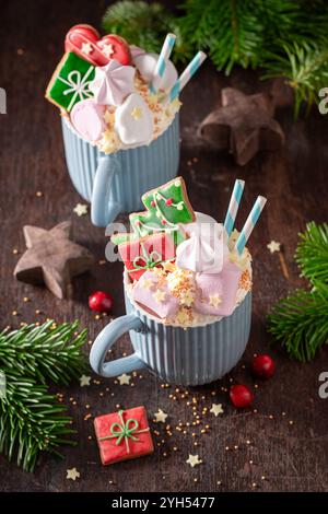 Schokolade als gemütlicher und schöner Weihnachtshintergrund. Weihnachtskonzept. Stockfoto