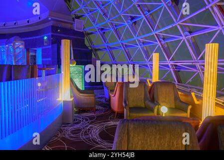 Moderne Lounge-Inneneinrichtung mit geometrischer Decke in Shanghai Stockfoto