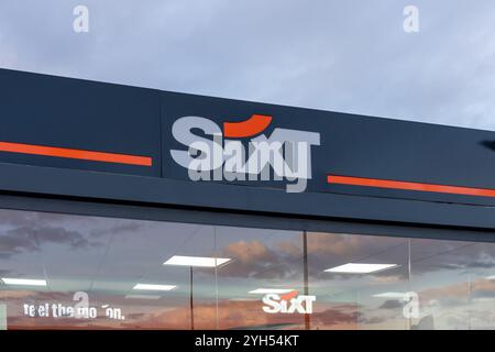 Nahaufnahme des Sixt-Logos auf dem Gebäude, das am frühen Morgen in der Autovermietung am Flughafen zu sehen ist. Stockfoto