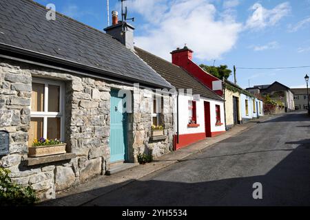 Eine Reihe alter Steinhäuser, darunter das Haus der Sterbenden, die als Drehort für den Film The Quiet man cong, County Mayo, republik irland genutzt wurden Stockfoto