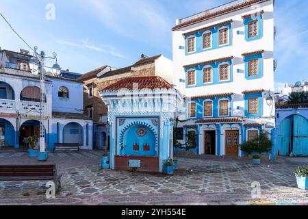 El Haouta Platz mit einem vierseitigen Wasserbrunnen am Morgen in der Medina in Chefchaouen, Marokko Stockfoto