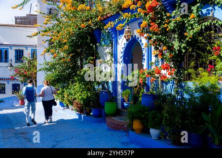 Zwei Touristen laufen auf der Straße in Chefchaouen, Marokko. Stockfoto