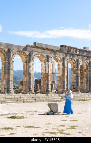 Besucher besuchen die Ruinen der Basilika an der archäologischen Stätte Volubilis in Meknes, Marokko. Stockfoto