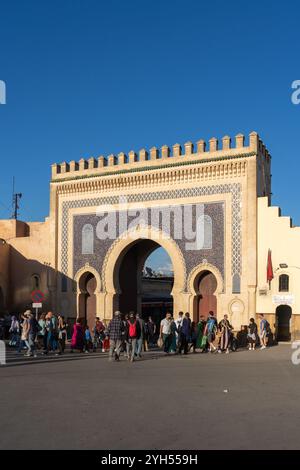 Menschen vor Bab Bou Jeloud (Blaues Tor) in Fès, Marokko. Stockfoto