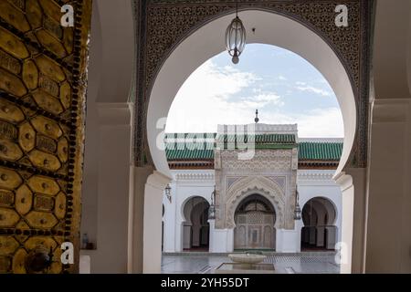 Der Innenhof und das Gebäude der Universität von Al-Qarawiyyin, die durch eine Bogentür in Fes, Marokko, afrika, gesehen werden. Al-Qarawiyyin ist der Alte Stockfoto