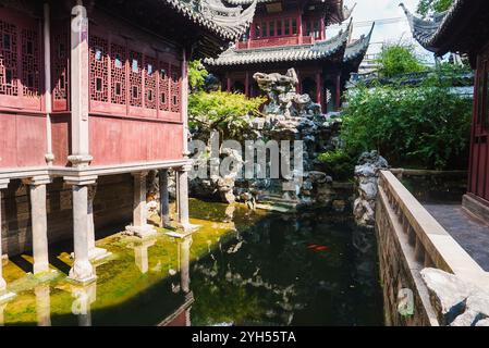 Traditioneller chinesischer Garten mit Teich und Architektur in Shanghai Stockfoto