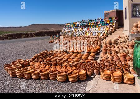 Teller, Tajines und Töpfe aus Ton ausgestellt und in Marokko zum Verkauf bereit. Stockfoto