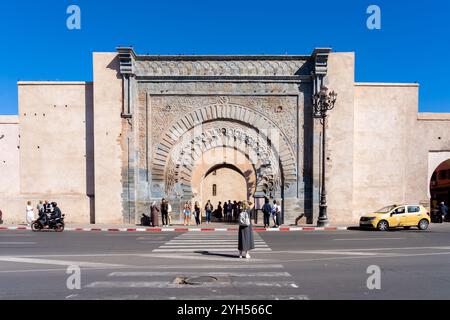 Touristen vor dem Tor von Bab Agnaou in Marrakesch, Marokko. Stockfoto