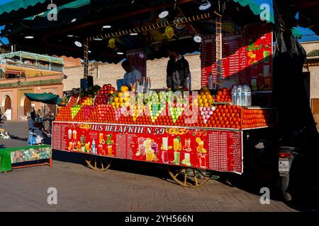 Ein Fruchtsaftstand auf dem Platz Jemaa el-Fnaa in der Abenddämmerung in Marrakesch, Marokko. Stockfoto